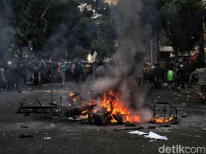 Detik-detik Massa Demo Serang Markas Brimob Kwitang