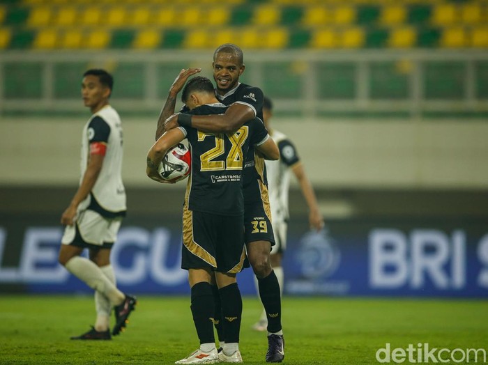 Persija Jakarta membawa pulang tiga poin dari kandang Dewa United. Macan Kemayoran menutup laga dengan skor 3-1. Pada pertandingan keempat Super League 2025/2026 di Banten International Stadium, Serang, Jumat (29/8/2025) malam WIB, Dewa United dan Persija menurunkan skuad terbaiknya.