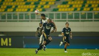 Kedua tim terlibat jual-beli serangan sejak menit awal. Namun, buruknya penyelesaian akhir membuat gol tidak kunjung tercipta.