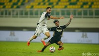 Masuk di babak kedua, Dewa United coba menaikkan intensitas serangan untuk mencari gol penyama kedudukan. Hasilnya Dewa United menyamakan skor pada menit ke-51 lewat Alexis Messidoro.