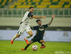 Masuk di babak kedua, Dewa United coba menaikkan intensitas serangan untuk mencari gol penyama kedudukan. Hasilnya Dewa United menyamakan skor pada menit ke-51 lewat Alexis Messidoro.