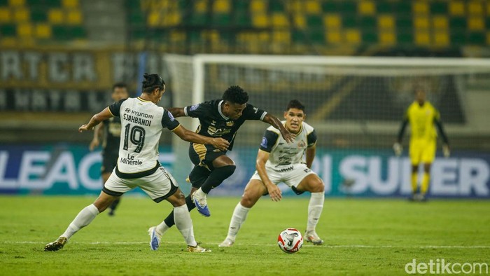 Dewa United vs Persija Persija Jakarta membawa pulang tiga poin dari kandang Dewa United. Macan Kemayoran menutup laga dengan skor 3-1. Pada pertandingan keempat Super League 2025/2026 di Banten International Stadium, Serang, Jumat (29/8/2025) malam WIB, Dewa United dan Persija menurunkan skuad terbaiknya.