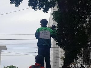 Ojol Pasang Tulisan Jangan Lindas Kami di Jaket Saat Demo di DPRD Sumut