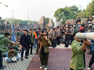 Emak-emak Ikut Demo Bela Affan di Polda Metro: Tak Terima Anak Kami Dibunuh Emak-emak Ikut Demo Bela Affan di Polda Metro: Tak Terima Anak Kami Dibunuh