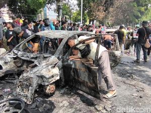 Potret Mobil Gosong Dibakar Massa Dekat Mako Brimob Kwitang Potret Mobil Gosong Dibakar Massa Dekat Mako Brimob Kwitang