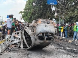 Massa Bakar Mobil Dekat Mako Brimob Semalam, Begini Kondisinya Massa Bakar Mobil Dekat Mako Brimob Semalam, Begini Kondisinya