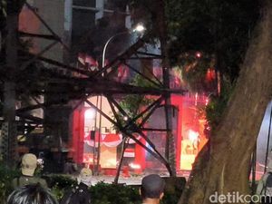 Gerbang Depan Brimob Kwitang Terbakar di Tengah Demo Gerbang Depan Brimob Kwitang Terbakar di Tengah Demo