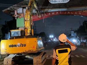 Terdampak Pelebaran Jalan, Gapura Selamat Datang Bantul Dirobohkan Terdampak Pelebaran Jalan, Gapura Selamat Datang Bantul Dirobohkan