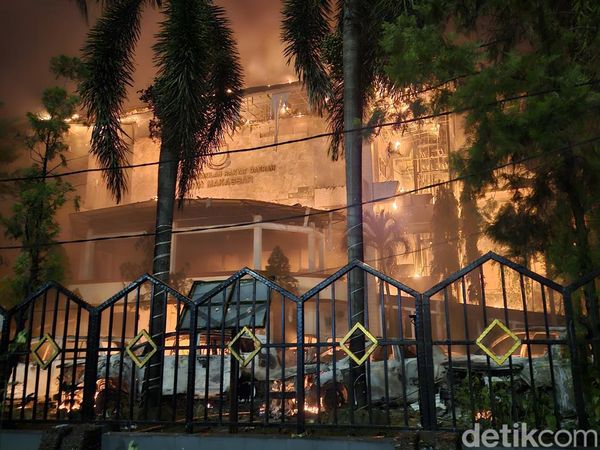 Potret Gedung DPRD Makassar Membara Dibakar Massa