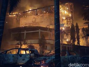 Gedung DPRD Makassar Dibakar Massa Saat Rapat Paripurna, Walkot Dievakuasi Gedung DPRD Makassar Dibakar Massa Saat Rapat Paripurna, Walkot Dievakuasi