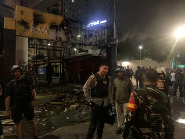 Sempat Ada Kericuhan, Gerbang Polsek Jatinegara Terbakar Malam Ini