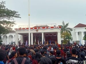 Demo di Depan Rujab Gubernur Gorontalo, Mahasiswa-Satpol PP Saling Dorong Demo di Depan Rujab Gubernur Gorontalo, Mahasiswa-Satpol PP Saling Dorong