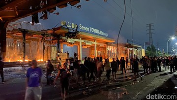 Massa Ricuh, Kini 5 Halte TransJakarta Terbakar dan Rusak