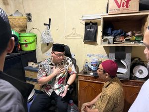 Anggota DPRD DKI Kenneth Beri Santunan untuk Keluarga Ojol Affan Kurniawan Anggota DPRD DKI Kenneth Beri Santunan untuk Keluarga Ojol Affan Kurniawan