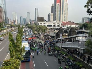 Jalan Gatot Subroto Tersendat Imbas Demo Mahasiswa di Polda Metro Jaya