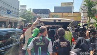 Dikawal Iringan Ojol, Jenazah Affan Kurniawan Diberangkatkan ke TPU Karet Bivak