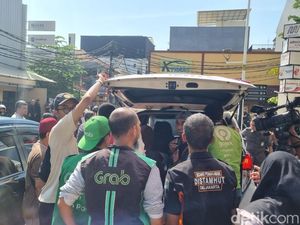 Dikawal Iringan Ojol, Jenazah Affan Kurniawan Diberangkatkan ke TPU Karet Bivak Dikawal Iringan Ojol, Jenazah Affan Kurniawan Diberangkatkan ke TPU Karet Bivak