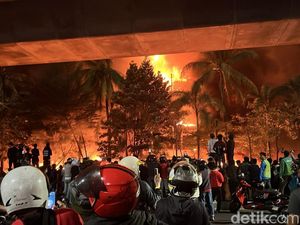 17 Pendemo Didakwa Pembakaran-Pencurian di Gedung DPRD Makassar-DPRD Sulsel