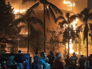 Massa Demo Bakar Gedung DPRD Makassar, 3 Orang Tewas Massa Demo Bakar Gedung DPRD Makassar, 3 Orang Tewas