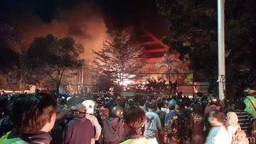 Ricuh, Gedung DPRD Sulsel Juga Kebakaran