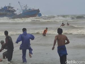 Kapal Nelayan Hanyut Terseret Ombak di Tulungagung, 27 ABK Dievakuasi Kapal Nelayan Hanyut Terseret Ombak di Tulungagung, 27 ABK Dievakuasi