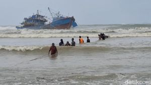 Evakuasi Kapal Nelayan Terseret Ombak di Tulungagung