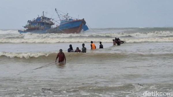 Evakuasi Kapal Nelayan Terseret Ombak di Tulungagung