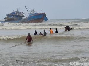 Evakuasi Kapal Nelayan Terseret Ombak di Tulungagung Evakuasi Kapal Nelayan Terseret Ombak di Tulungagung