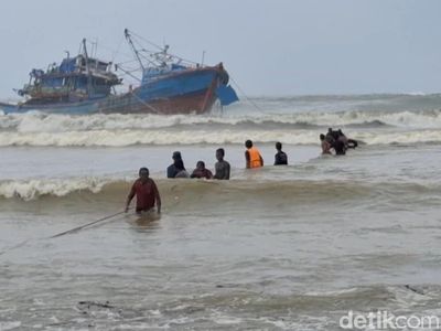 Evakuasi Kapal Nelayan Terseret Ombak di Tulungagung