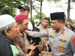 Momen Kapolda Metro Hadiri Pemakaman Affan Kurniawan-Peluk Ayah Korban Momen Kapolda Metro Hadiri Pemakaman Affan Kurniawan-Peluk Ayah Korban