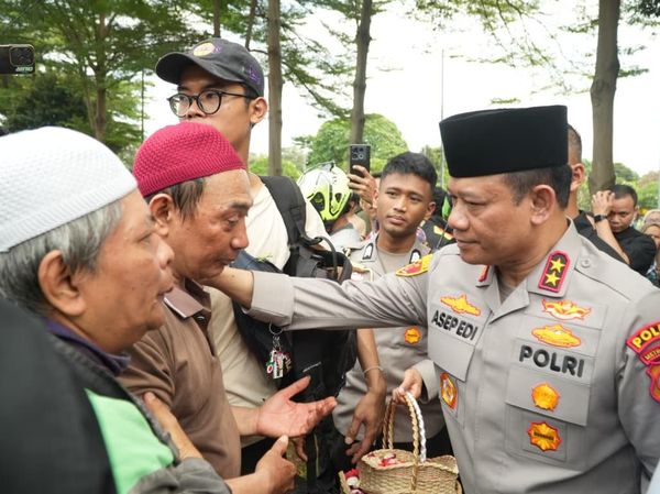 Momen Kapolda Metro Hadiri Pemakaman Affan Kurniawan-Peluk Ayah Korban
