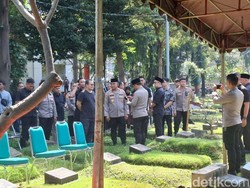 Kapolda Metro Hadiri Pemakaman Affan Kurniawan di TPU Karet Bivak