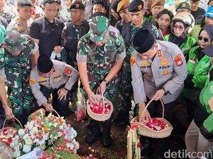 Kapolda Metro Tabur Bunga di Makam Affan Kurniawan