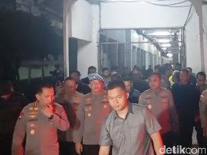 Kapolri Tiba di RSCM, Temui Keluarga Korban Tewas Dilindas Rantis Brimob Kapolri Tiba di RSCM, Temui Keluarga Korban Tewas Dilindas Rantis Brimob