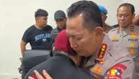 Kapolri Peluk dan Minta Maaf ke Keluarga Ojol yang Tewas Dilindas Rantis