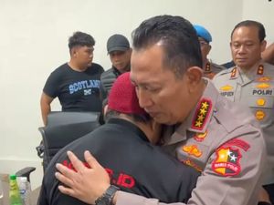 Kapolri Peluk dan Minta Maaf ke Keluarga Ojol yang Tewas Dilindas Rantis Kapolri Peluk dan Minta Maaf ke Keluarga Ojol yang Tewas Dilindas Rantis