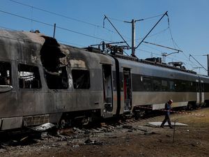 Kereta Antarkota Ukraina Rusak Parah Akibat Serangan Drone Rusia di Kyiv Kereta Antarkota Ukraina Rusak Parah Akibat Serangan Drone Rusia di Kyiv