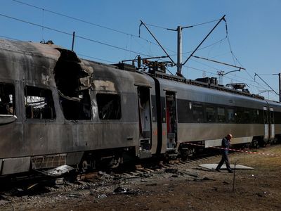 Kereta Antarkota Ukraina Rusak Parah Akibat Serangan Drone Rusia di Kyiv
