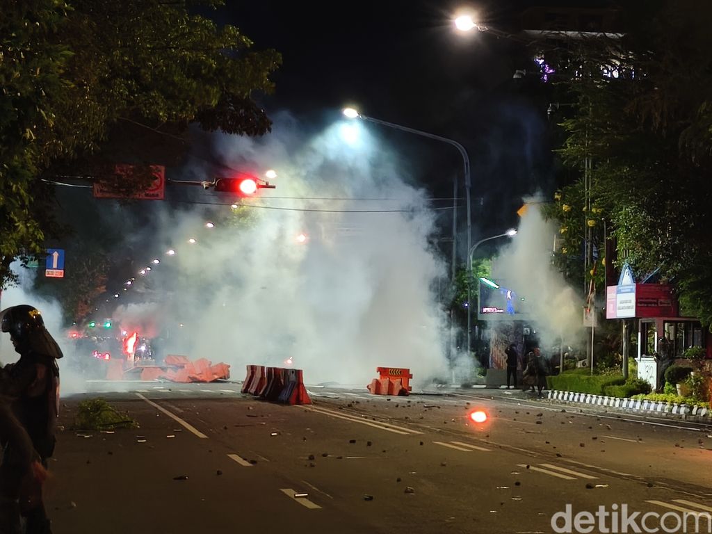 Polisi berusaha membubarkan massa di Jalan Slamet Riyadi Solo menggunakan gas air mata, Solo (29/8/2025).