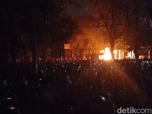 Massa Bakar Mobil Terparkir di RM Sebelah DPRD Jabar