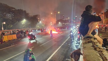 Situasi Jakarta Tengah Malam Ini: Massa di Polda-DPR Bertahan, Kwitang Bubar