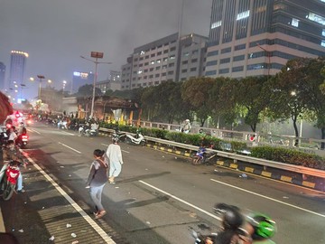 Situasi Terkini Demo di DPR: Massa Masuk Tol Dalam Kota-Barrier Terbakar