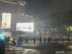 Sejumlah Ruas Jalan di Surabaya Tak Dapat Dilalui Imbas Aksi Demo Sejumlah Ruas Jalan di Surabaya Tak Dapat Dilalui Imbas Aksi Demo