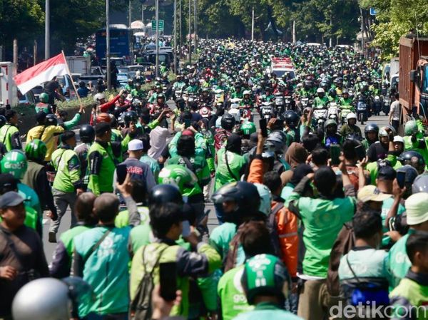 Lautan Ojol Penuhi TPU Karet Bivak, Affan Kurniawan Dimakamkan dengan Isak Tangis