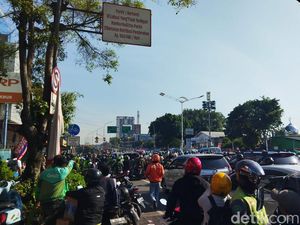 Massa Bertahan di Simpang Lima Senen Jakpus, Lalin Macet