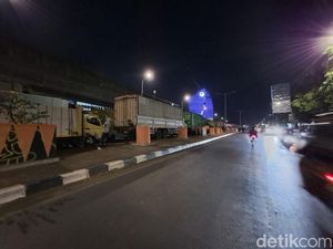 7 Jam Truk Terjebak Imbas Massa Demo Blokade Jalan AP Pettarani Makassar 7 Jam Truk Terjebak Imbas Massa Demo Blokade Jalan AP Pettarani Makassar