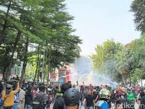 Demo di Mako Brimob Kwitang Memanas, Saling Balas Petasan dan Gas Air Mata Demo di Mako Brimob Kwitang Memanas, Saling Balas Petasan dan Gas Air Mata