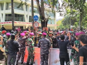 Video: TNI Turun Tangan, Massa di Mako Brimob Membubarkan Diri Video: TNI Turun Tangan, Massa di Mako Brimob Membubarkan Diri