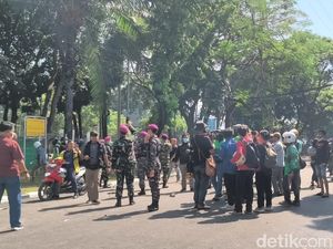 Video Situasi Mako Brimob: Massa Masih Bertahan-Ada Sisa Gas Air Mata Video Situasi Mako Brimob: Massa Masih Bertahan-Ada Sisa Gas Air Mata