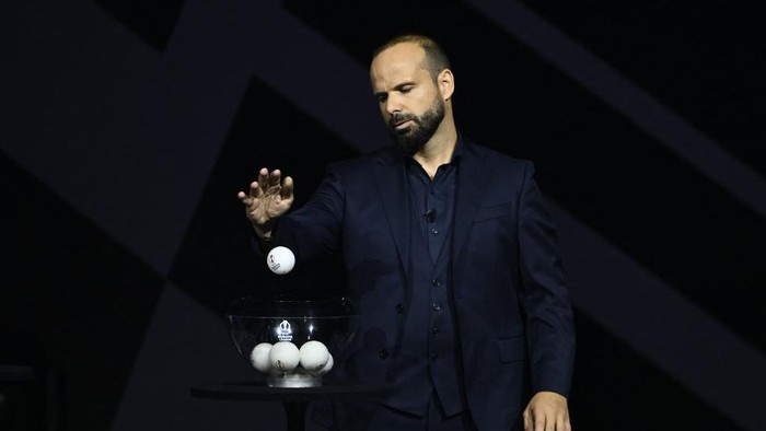 Mario Daniel, Portuguese magician and illusionist, performs with team balls during the draw ceremony for the group stage of the 2025-2026 UEFA Europa League tournament, at the Grimaldi forum in Monaco on August 29, 2025. (Photo by Frederic DIDES / AFP)